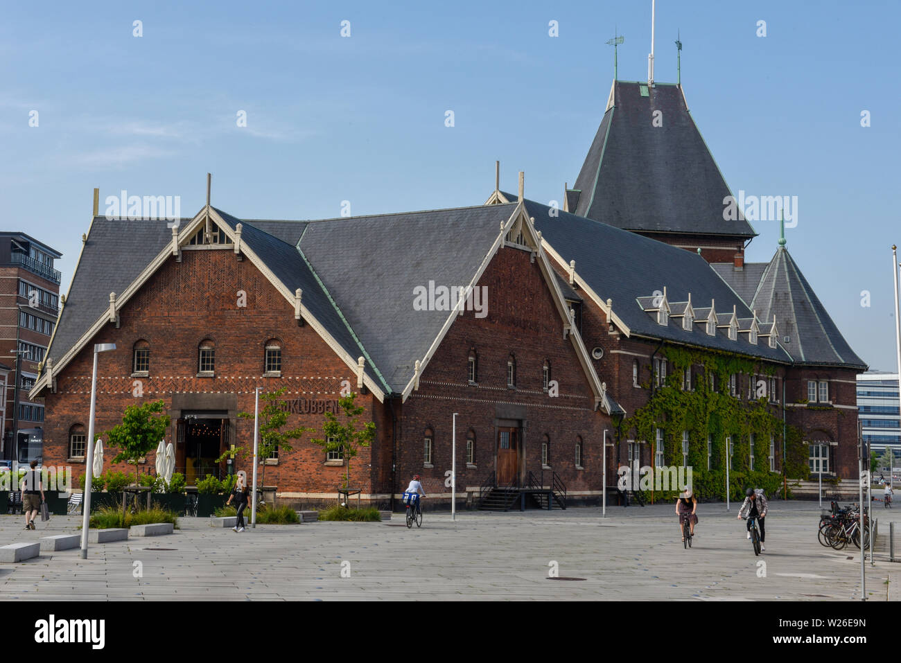 Aarhus, Dänemark - 19 Juni 2019: Menschen zu Fuß vor ein altes traditionelles Gebäude in Aarhus in Dänemark Stockfoto