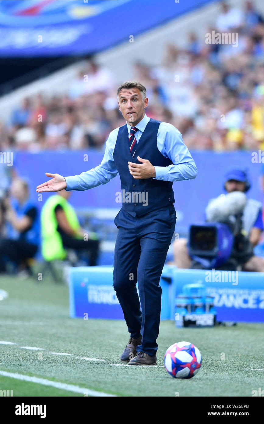 Schön. 6. Juli, 2019. Head Coach Philip Neville von England Anweisungen während der 3. platz Übereinstimmung zwischen England und Schweden im Jahr 2019 die FIFA Frauen-WM in Nizza, Frankreich am 6. Juli 2019. Credit: Chen Yichen/Xinhua/Alamy leben Nachrichten Stockfoto