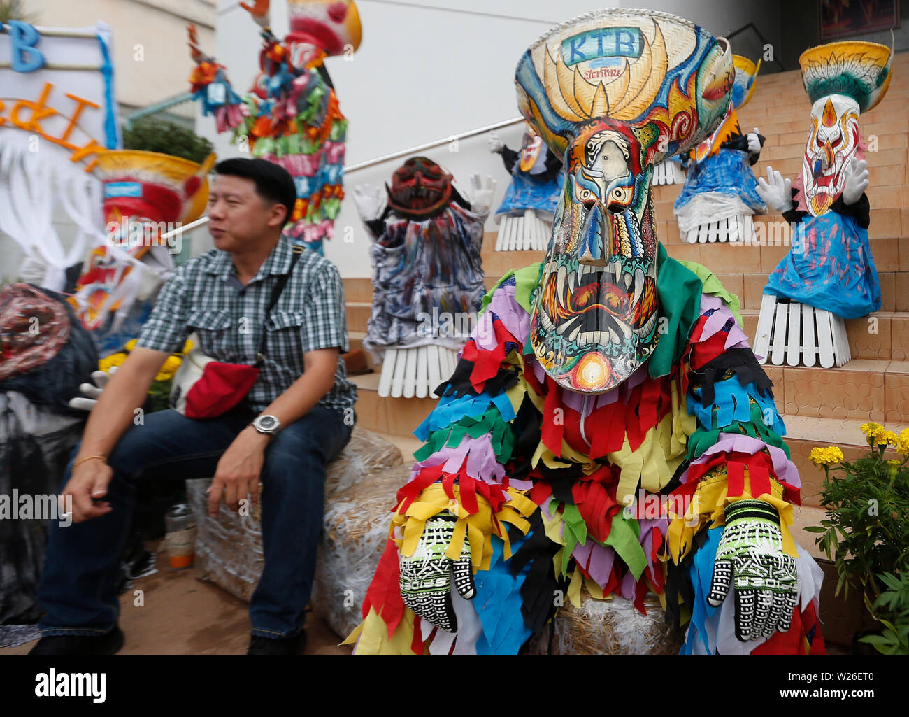 Ein Mann mit einem Thai sitzt in einem Kostüm mit einer Maske verkleidet während eines Festivals in Loei. Die Phi Ta Khon Festival ist die größte Attraktion in der ansonsten verschlafenen Bauerndorf Dan Sai, in den Bergen der Provinz Loei im nordöstlichen Thailand gelegen. Die Veranstaltung ist speziell für Dan Sai, aber die Elemente der anderen Isaan Festivals, wie die Rakete Festivals kombinieren Regen zu bringen. Stockfoto