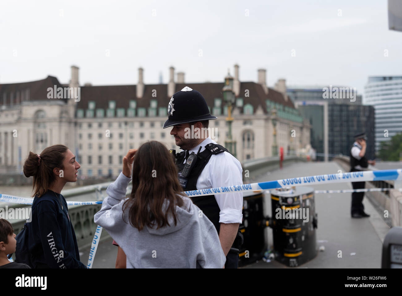 Die Polizei hat die Westminster Bridge, Fahrzeug- und Fußgängerverkehr geschlossen, nachdem es von einem City Cruises Schiff auf der Themse um 16:30 geschlagen wurde. Feuerwehr auch anwesend. Die Brücke wird geschlossen bleiben, bis Sie geprüft wurde und sicher erklärt. Officer bei Cordon mit den Mitgliedern der Öffentlichkeit Stockfoto