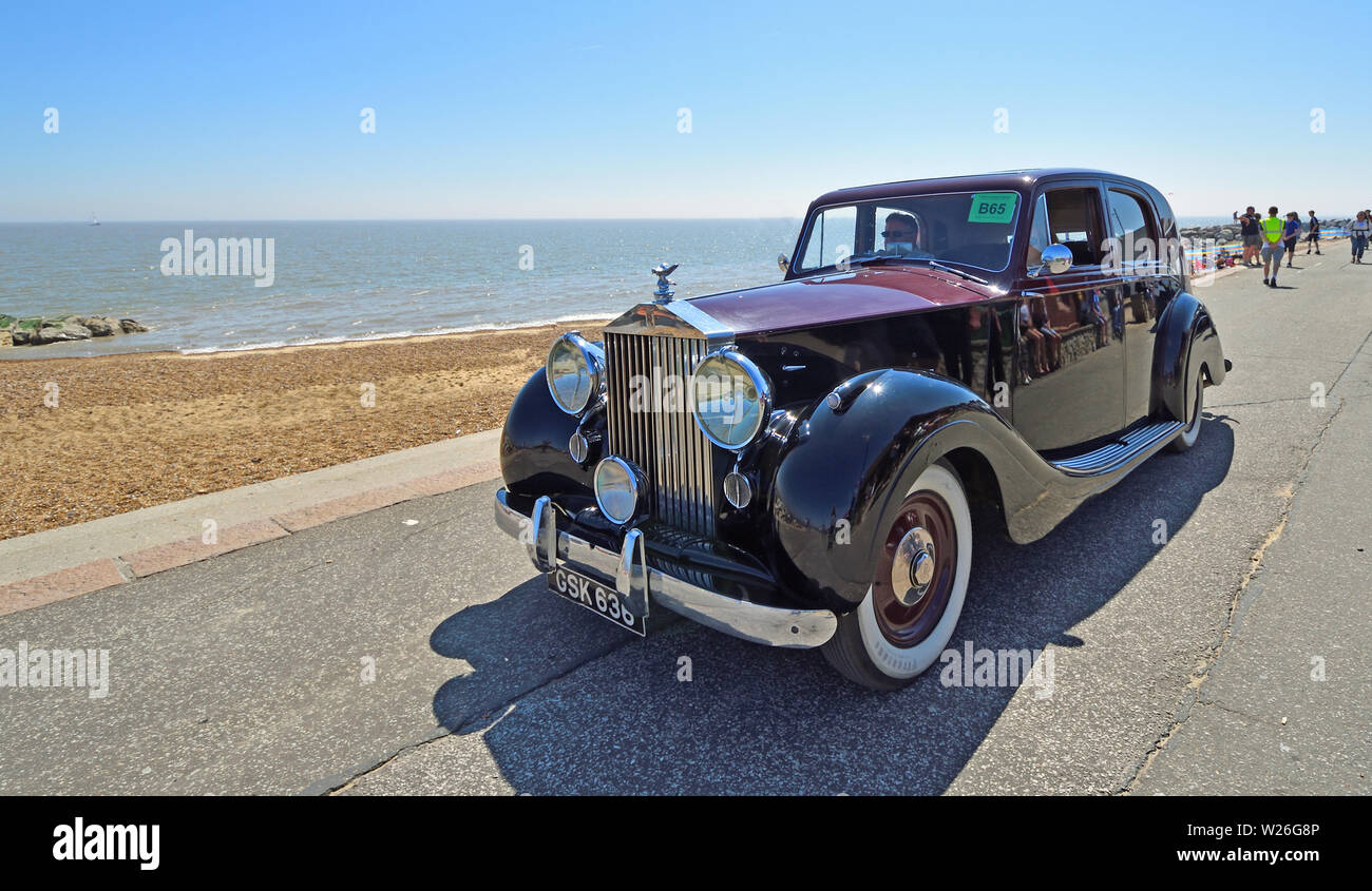 Classic Rot & Schwarz Rolls Royce Motor Auto entlang der Strandpromenade gefahren wird. Stockfoto
