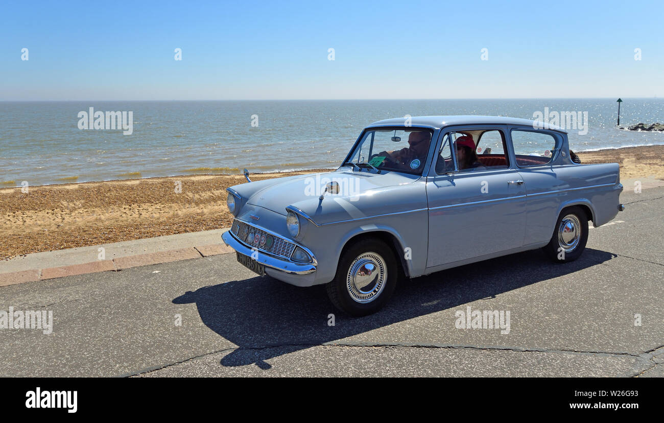 Classic grau Ford Anglia Auto, entlang der Strandpromenade. Stockfoto