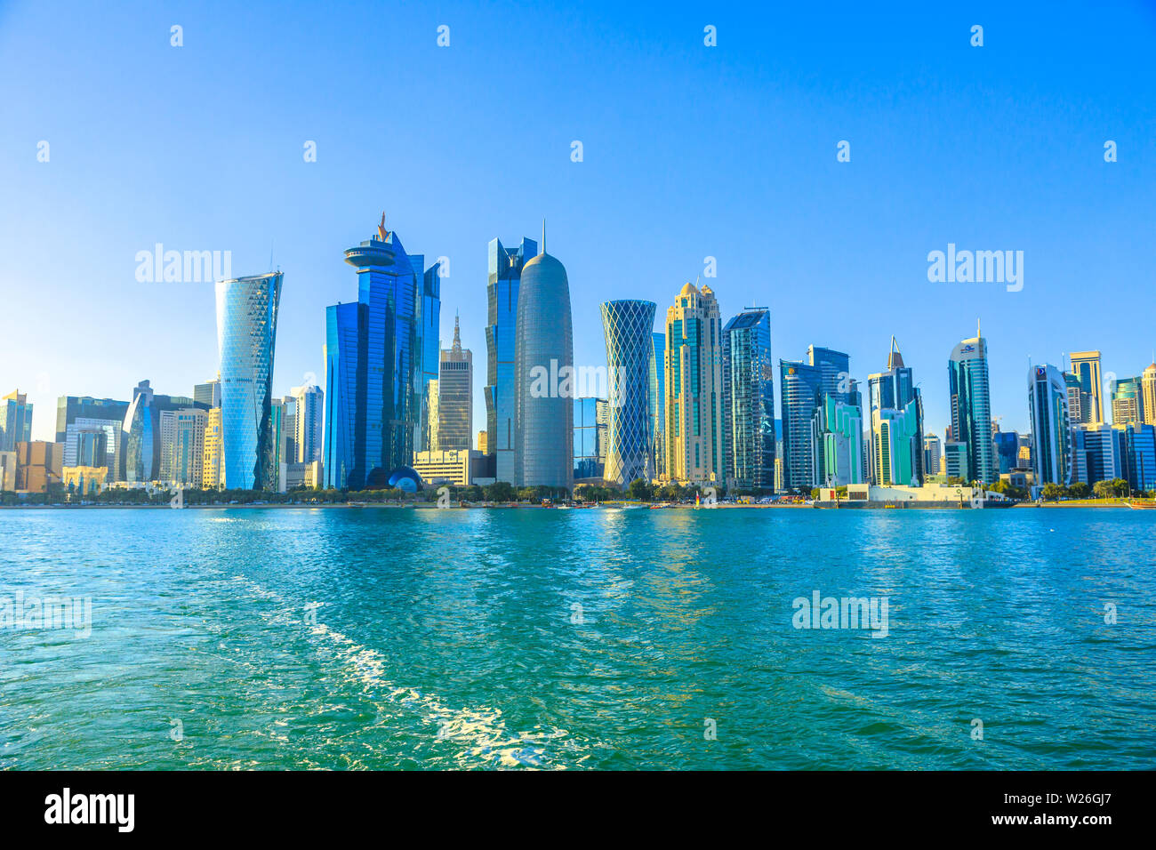 Doha, Katar - Februar 20, 2019: Qatar International Exhibition Centre, Doha Tower, Salam Tower, das World Trade Center und Doha Bank Tower von Dhow siehe Stockfoto