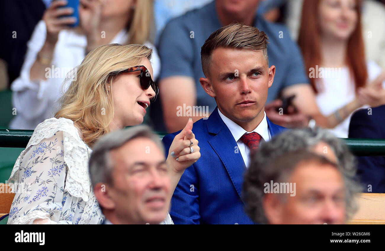 Sam Curran in der Königsloge des Center Court am Tag sechs der Wimbledon Championships in der All England Lawn Tennis und Croquet Club, Wimbledon. Stockfoto