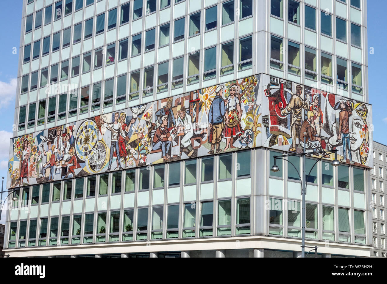 Mosaik des sozialistischen Realismus auf einem Gebäude aus den 1960er Jahren, Berlin Haus des Lehrers Deutschland Stockfoto