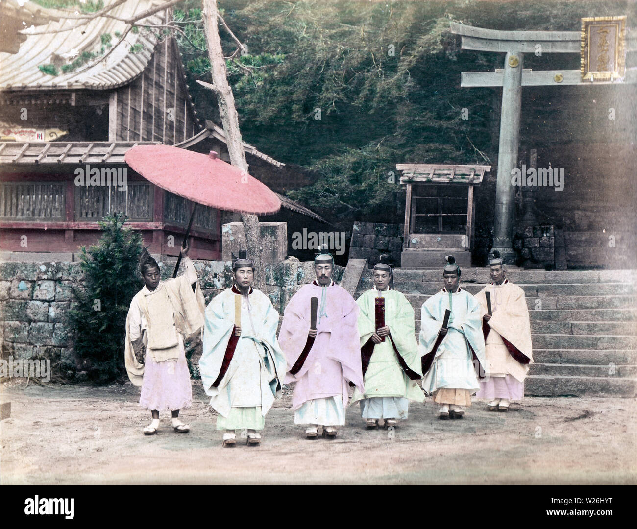[1890s Japan - japanischen Shinto Priester] - japanischen Shinto Priester (kannushi). Ein Mann in der Rückseite hält einen großen Sonnenschirm. 19 Vintage albumen Foto. Stockfoto