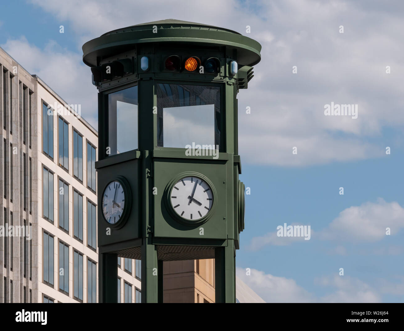 Die berühmte Uhr am Potsdamer Platz in Berlin, Deutschland gegen einen  bewölkten Himmel Stockfotografie - Alamy