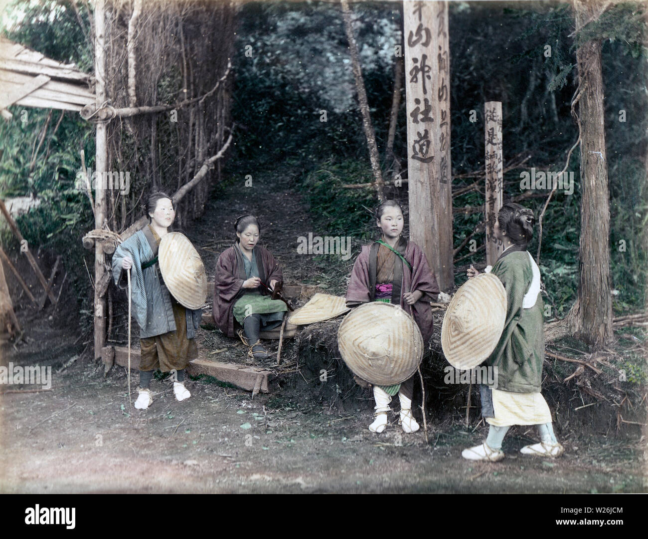 [1890s Japan - Japanische Frauen Reisen] - vier Frauen im Kostüm unterwegs auf der Straße. Sie halten sugegasa konischen Hüten. 19 Vintage albumen Foto. Stockfoto