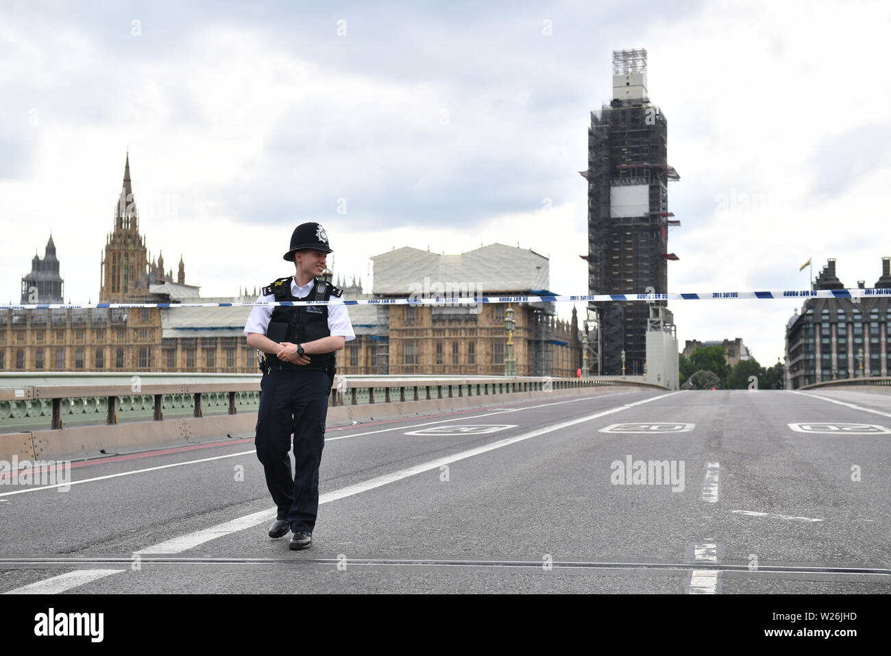 Ein Polizist auf die Westminster Bridge, die vorübergehend geschlossen wurde, nachdem es von einem Boot geschlagen wurde. Stockfoto