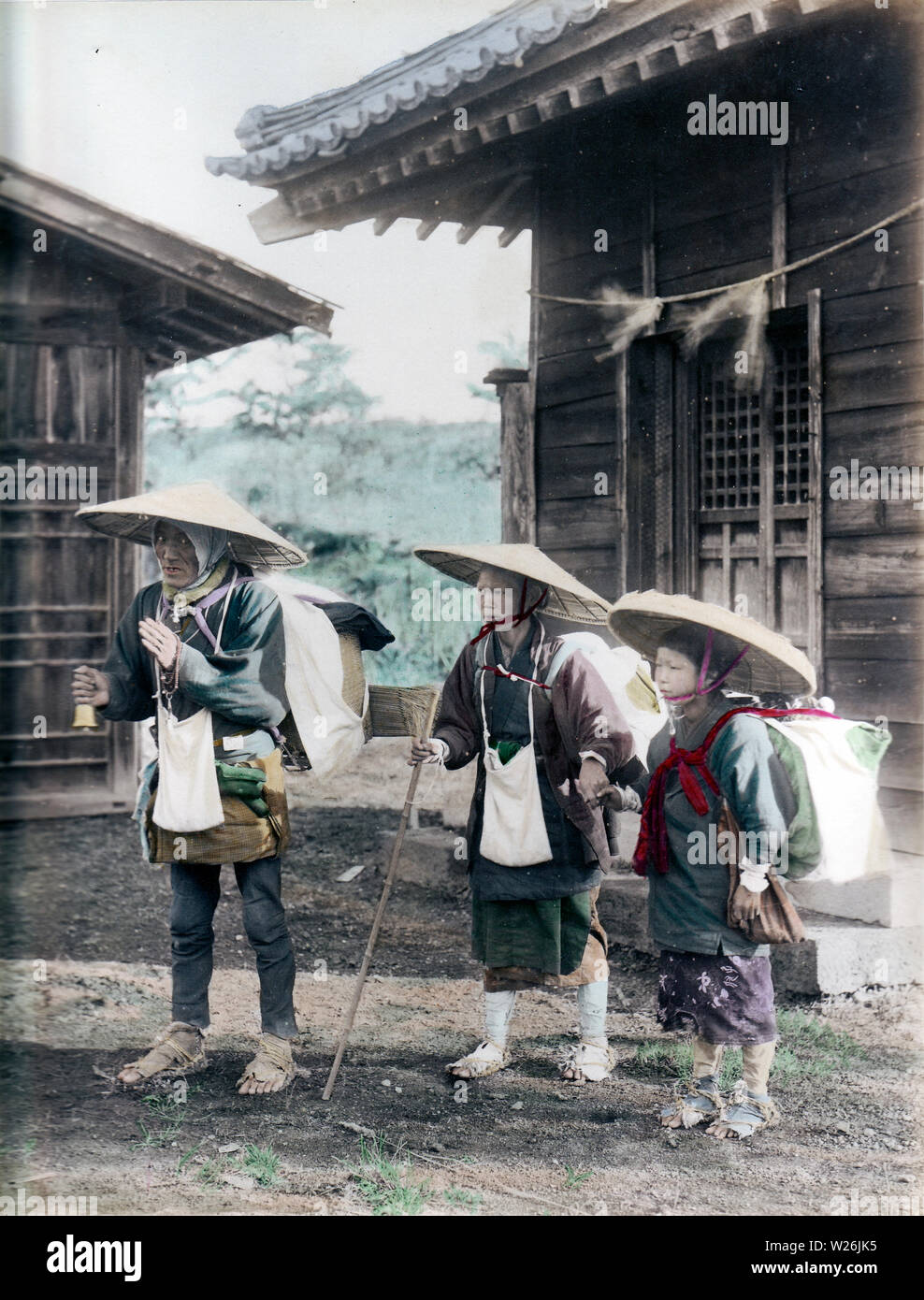 [1890s Japan - Japanische Pilger] - Drei Pilger im Reisen Kostüm auf der Straße. 19 Vintage albumen Foto. Stockfoto
