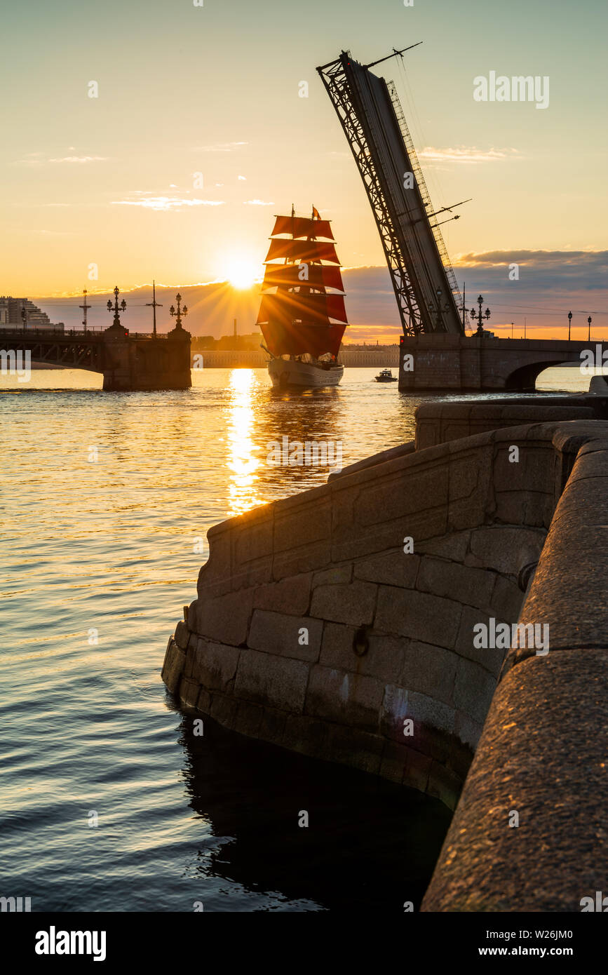 Schiff mit roten Segeln auf der Neva. Vorbereitung auf den Urlaub aller Schüler 'Scarlet Sails' in St. Petersburg Stockfoto