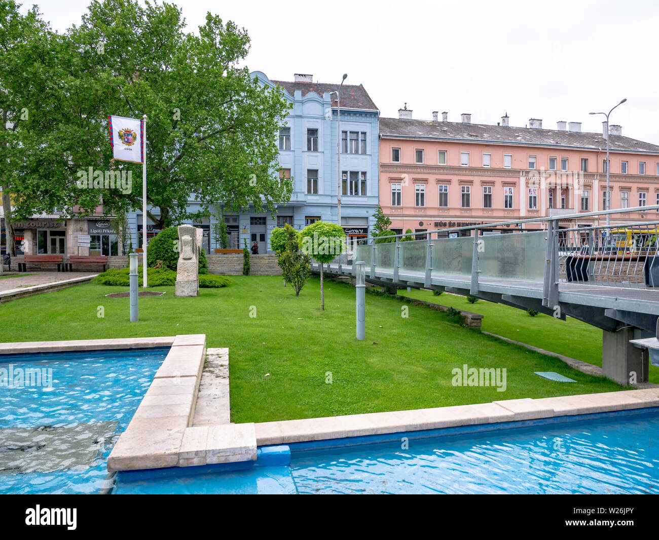 Györ Ungarn 05 07 2019 Brunnen im Gyor gegen das Rathaus. Stockfoto