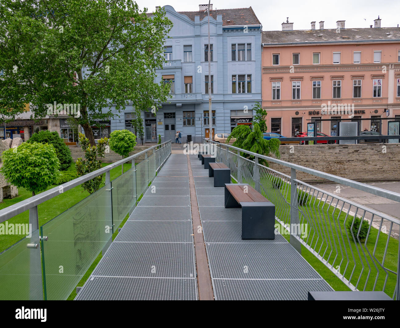 Györ Ungarn 05 07 2019 Die vor kurzem abgeschlossene Fußgängerbrücke über dem Brunnen gegenüber dem Rathaus von Györ. Stockfoto