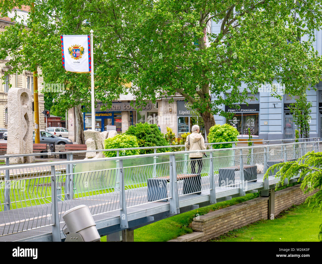 Györ Ungarn 05 07 2019 Die vor kurzem abgeschlossene Fußgängerbrücke über dem Brunnen gegenüber dem Rathaus von Györ. Stockfoto