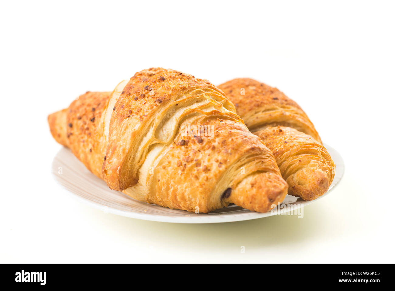 Zwei Croissants mit Muttern isoliert auf weißem Stockfoto