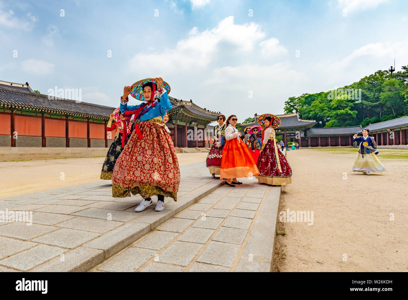 SEOUL, Südkorea - Juni 1, 2019: eine Gruppe von Frauen in traditionelle koreanische Tracht sind zu Fuß in einer der Changdeokgung Palast Innenhof Stockfoto