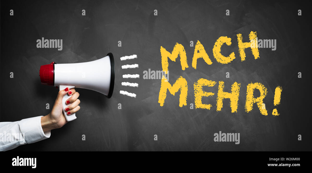 Schiefertafel mit dem Wort "Mehr" in deutscher Sprache Stockfoto