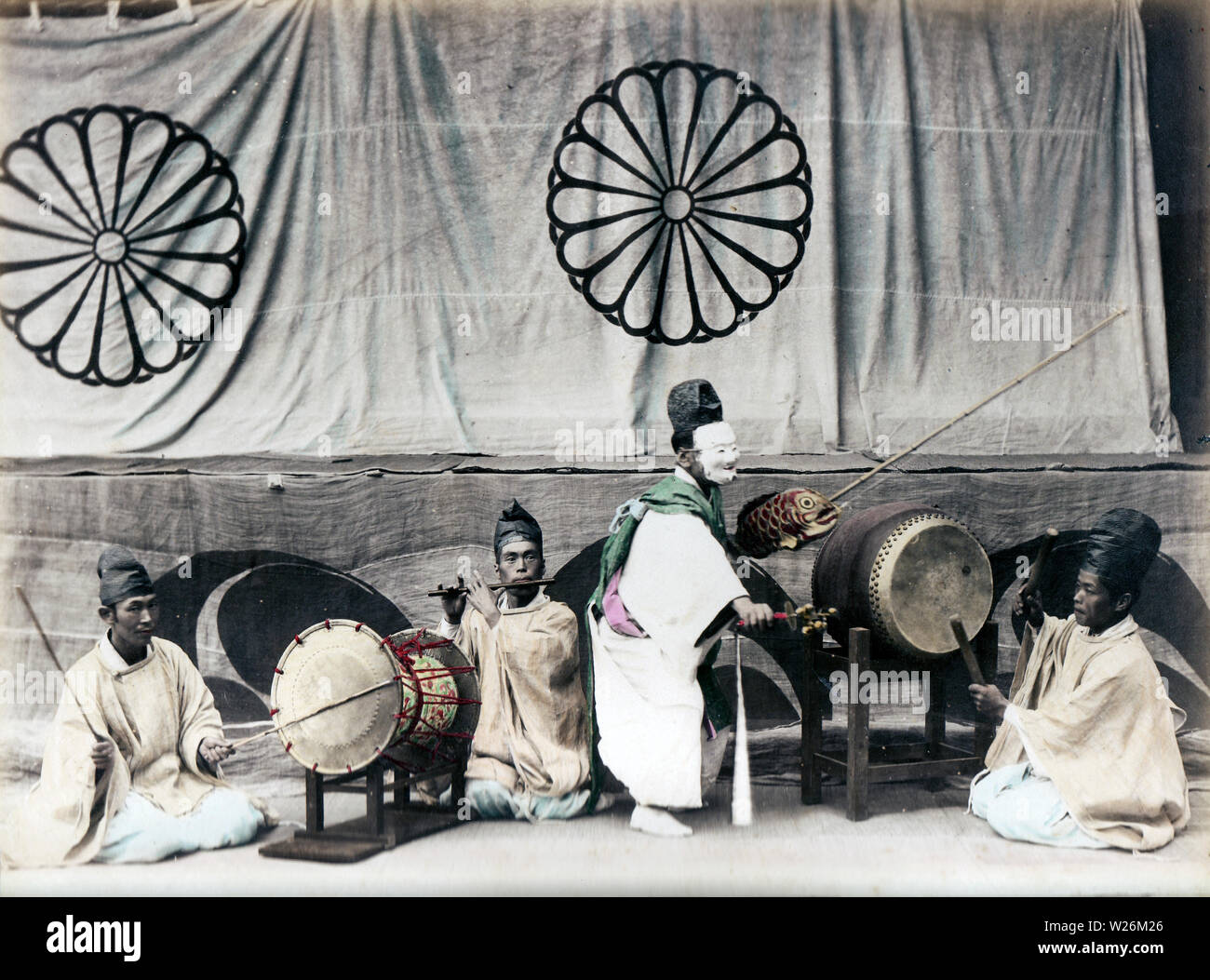 [1890s Japan-japanischen Shinto Zeremonie] - japanischen Shinto Priester (kannushi) eine religiöse Zeremonie durchführen. 19 Vintage albumen Foto. Stockfoto