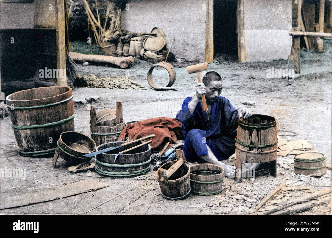 [1910s Japan - Japanische Cooper] - ein Cooper eine Oke (hölzerne Schaufel). 20. jahrhundert alte Ansichtskarte. Stockfoto
