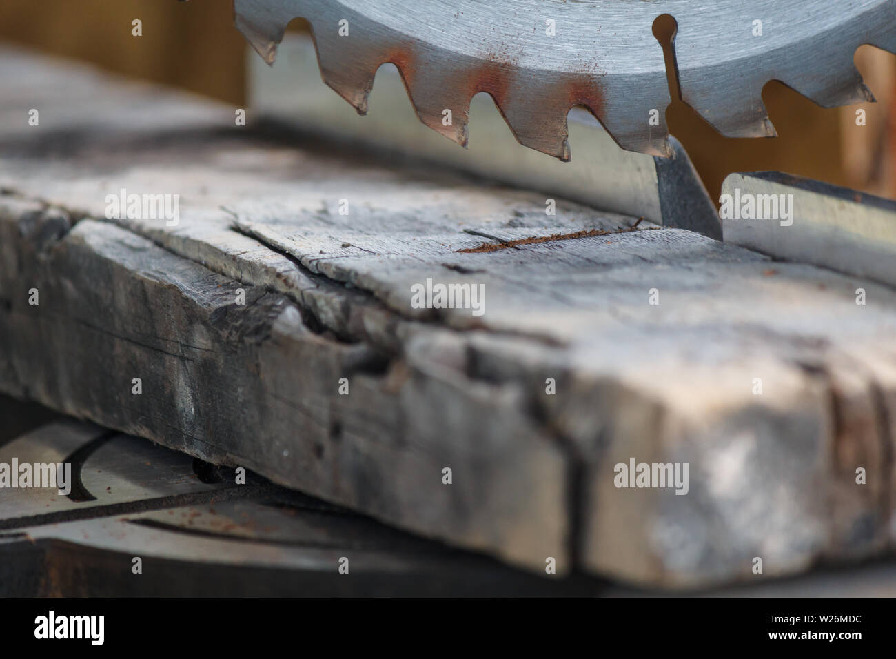 Alte Fachwerkhäuser Streifen mit Zähnen Kreissäge in Werkstatt Stockfoto