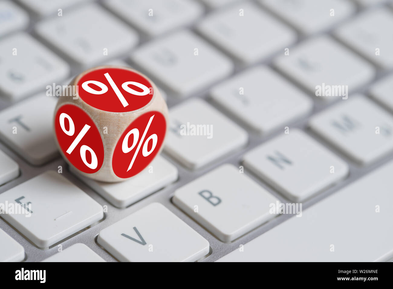Würfel mit Prozentzeichen und einer PC-Tastatur Stockfotografie - Alamy