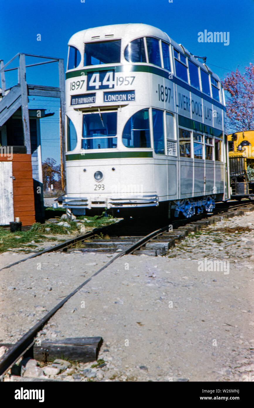 Liverpool letzte Straßenbahn Nr. 293 im Seashore Trolley Museum, Kennebunkport, Maine, USA. Bild aufgenommen im September 1958, ein Jahr nach der Stilllegung. Als 2017 die Straßenbahn hat auf der Rückseite des Museums blieb Schuppen und nun in einem schlechten Zustand. Stockfoto