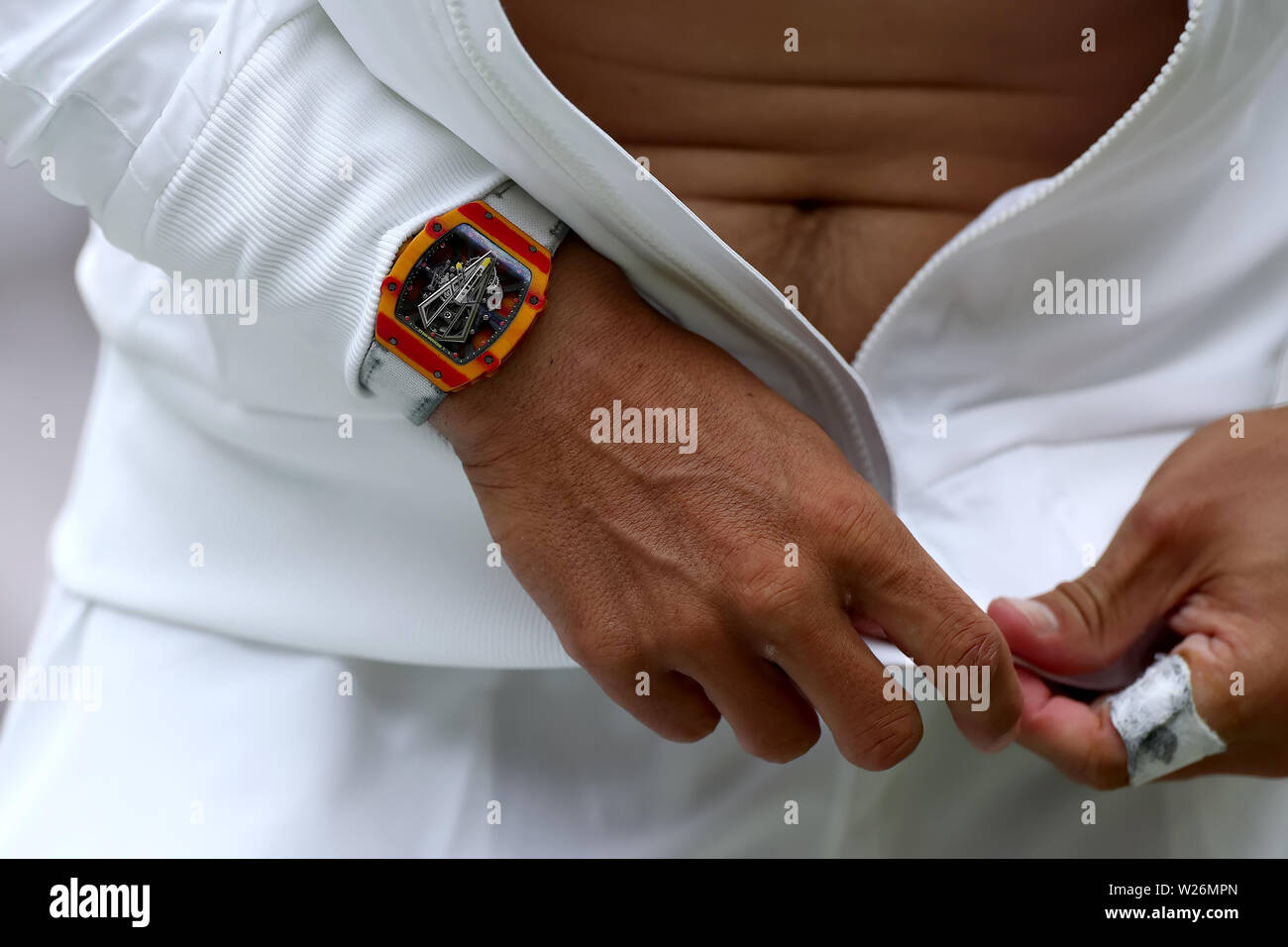 London, Großbritannien. 6. Juli 2019, den All England Lawn Tennis und Croquet Club, Wimbledon, England, Wimbledon Tennis Turnier, Tag 6; Rafael Nadal (ESP) gesehen, wie seine Richard Mille watch Tragen auf dem Center Court Credit: Aktion Plus Sport Bilder/Alamy leben Nachrichten Stockfoto