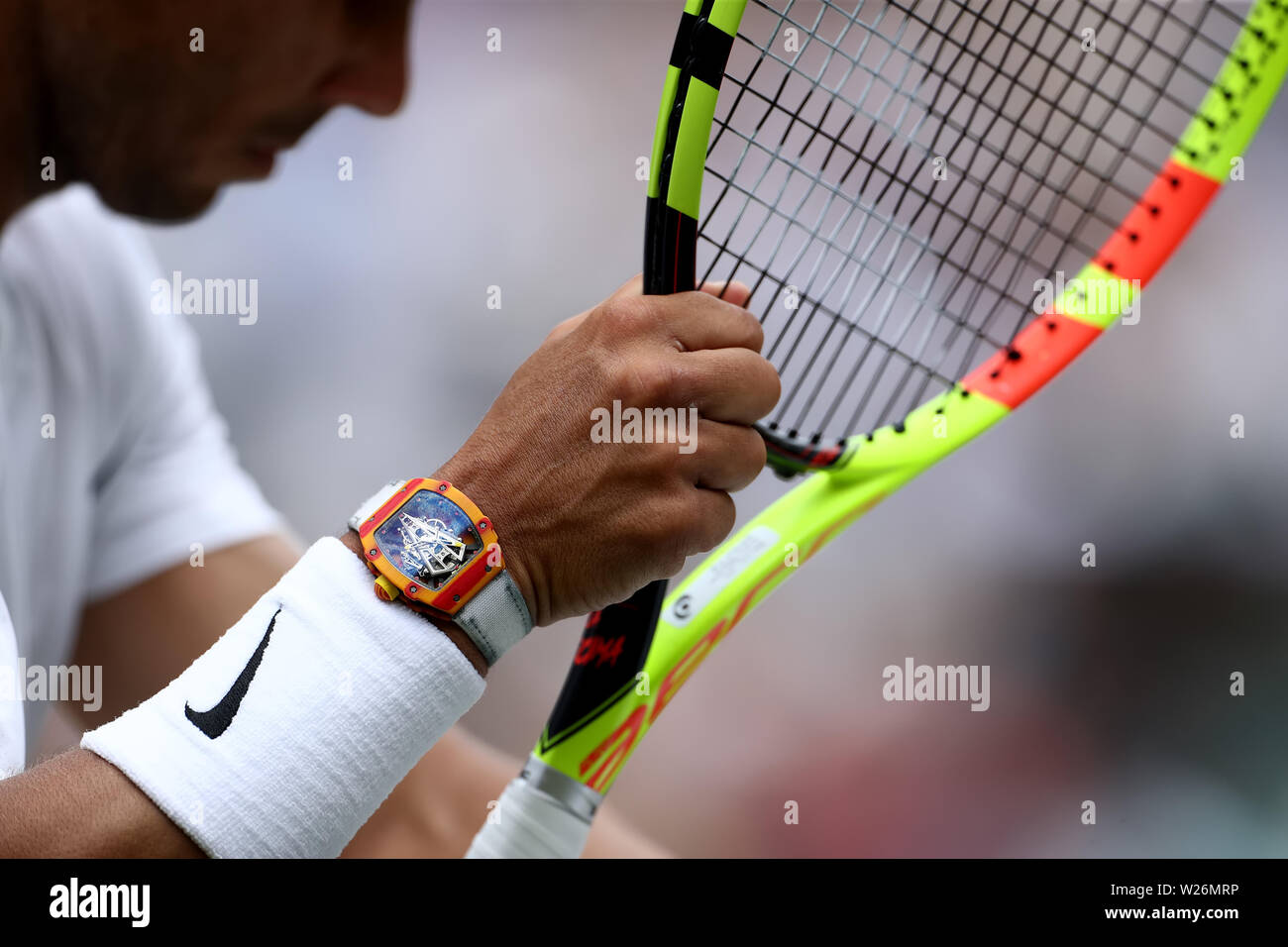 London, Großbritannien. 6. Juli 2019, den All England Lawn Tennis und Croquet Club, Wimbledon, England, Wimbledon Tennis Turnier, Tag 6; Rafael Nadal (ESP) gesehen, wie seine Richard Mille watch Tragen auf dem Center Court Credit: Aktion Plus Sport Bilder/Alamy leben Nachrichten Stockfoto