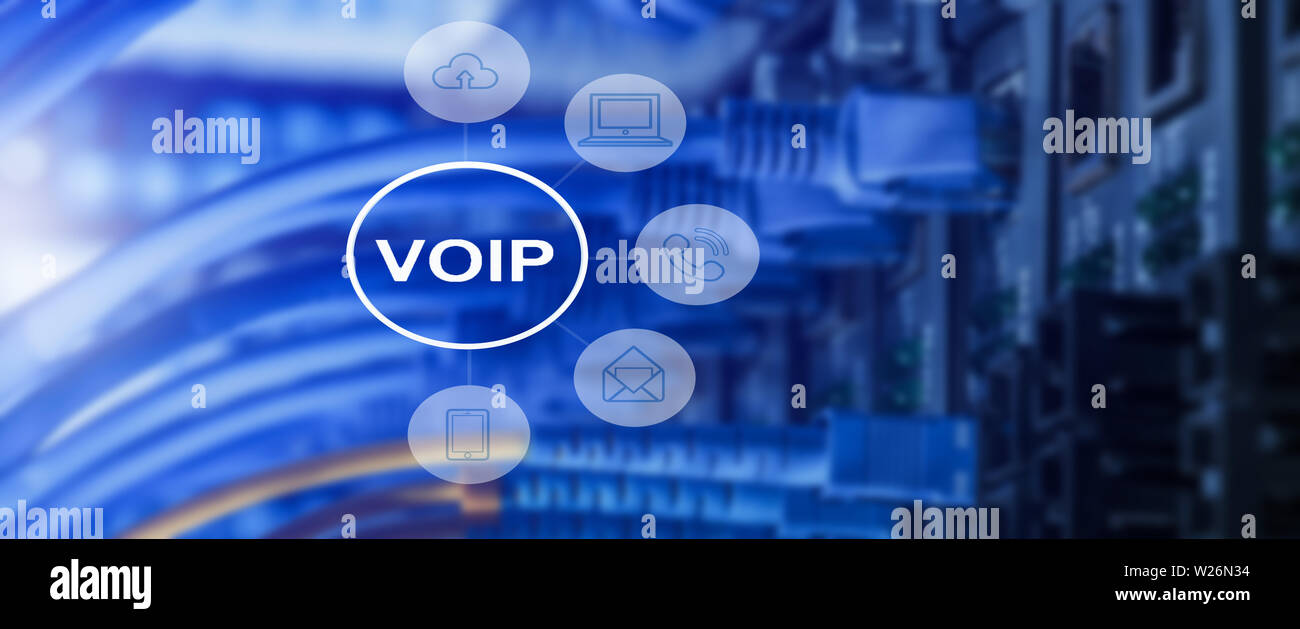Netzwerk Line Kabel im Rechenzentrum zimmer Hintergrund mit virtueller Realität Symbol Diagramm, Reihe von Blue UTP-Kabeln, die an einen Switch angeschlossen sind Stockfoto