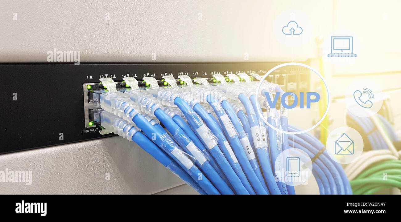 Netzwerk Line Kabel im Rechenzentrum zimmer Hintergrund mit virtueller Realität Symbol Diagramm, Reihe von Blue UTP-Kabeln, die an einen Switch angeschlossen sind Stockfoto