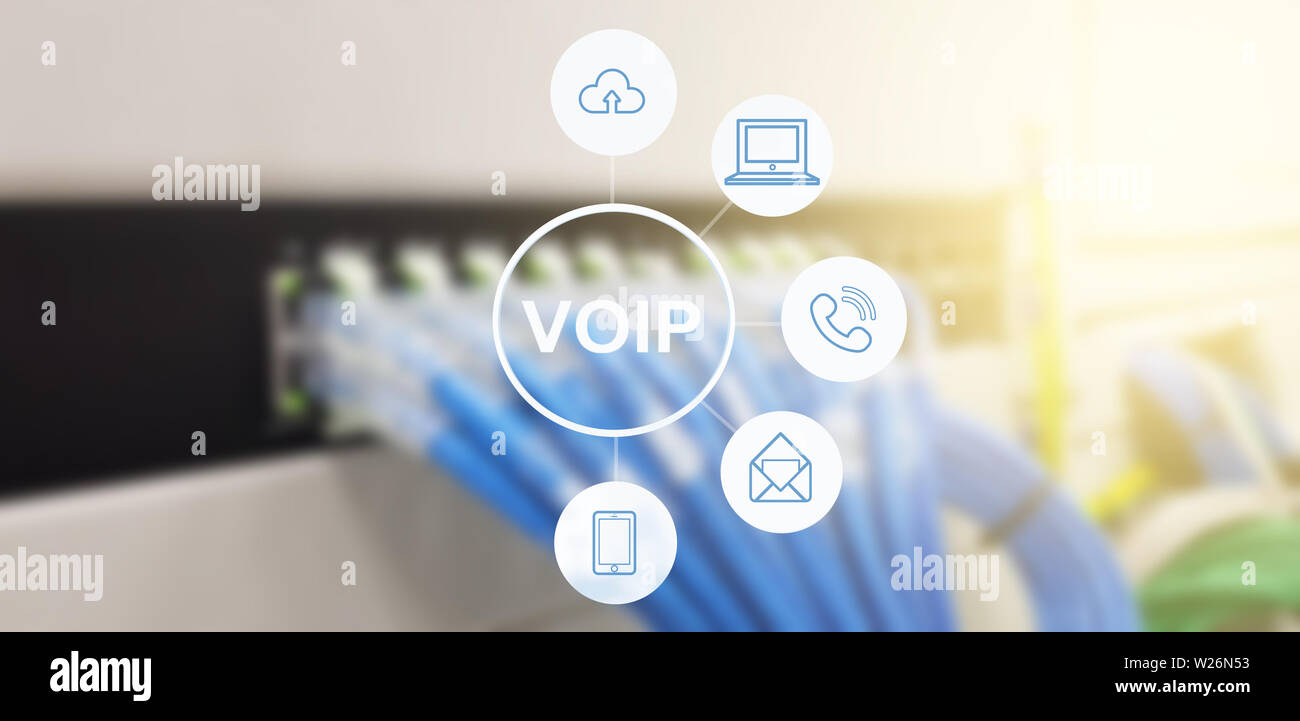 Netzwerk Line Kabel im Rechenzentrum zimmer Hintergrund mit virtueller Realität Symbol Diagramm, Reihe von Blue UTP-Kabeln, die an einen Switch angeschlossen sind Stockfoto