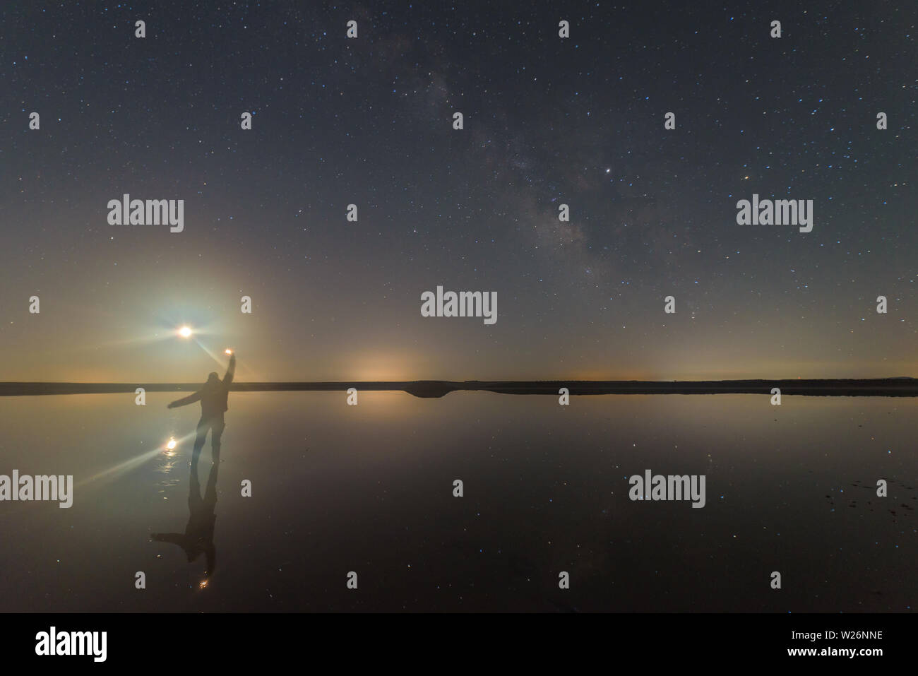 Ein Mensch beobachtet das Firmament über eine salzige Lagune im Zentrum von Spanien Stockfoto