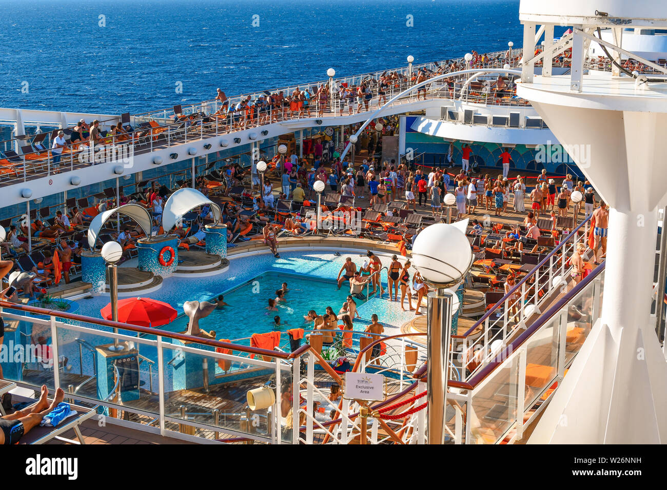 Athen, Griechenland - 18. September 2018: Touristen in der Sonne, schwimmen und Party auf dem oberen Deck von einem großen Kreuzfahrtschiff Stockfoto