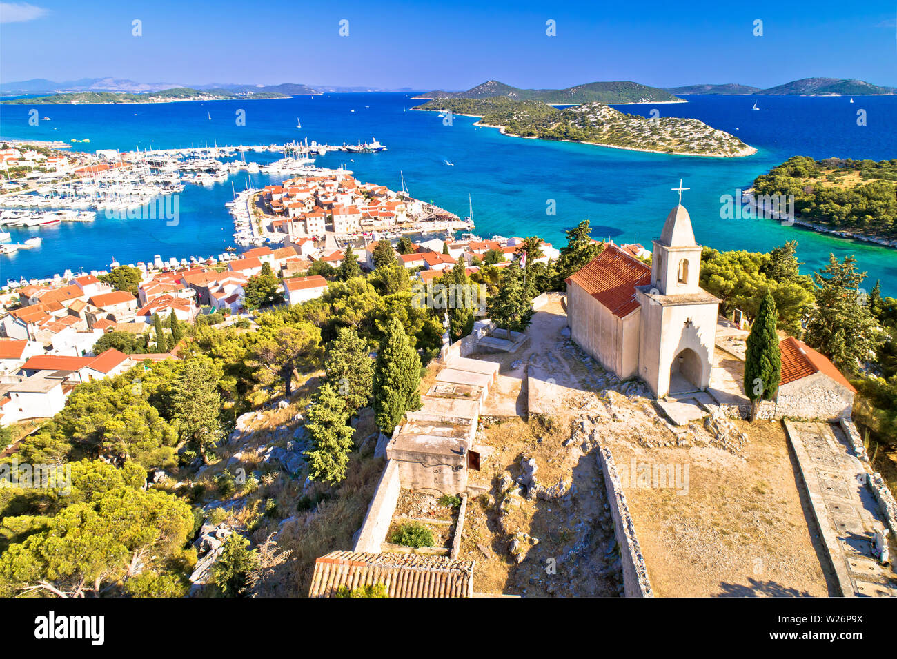 Dalmatinische Stadt Tribunj Kirche auf einem Hügel und erstaunliche türkis Archipel Luftaufnahme, Dalmatien Region von Kroatien Stockfoto