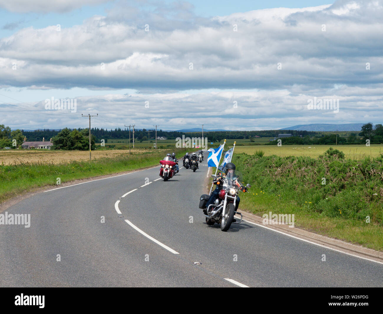 Harley Davidson Motorräder auf einer Landstraße in der Nähe von Friockheim in Angus als Teil der Brechin Harley Davidson in der Stadt treffen. Schottland, 6. Juli 2 Stockfoto