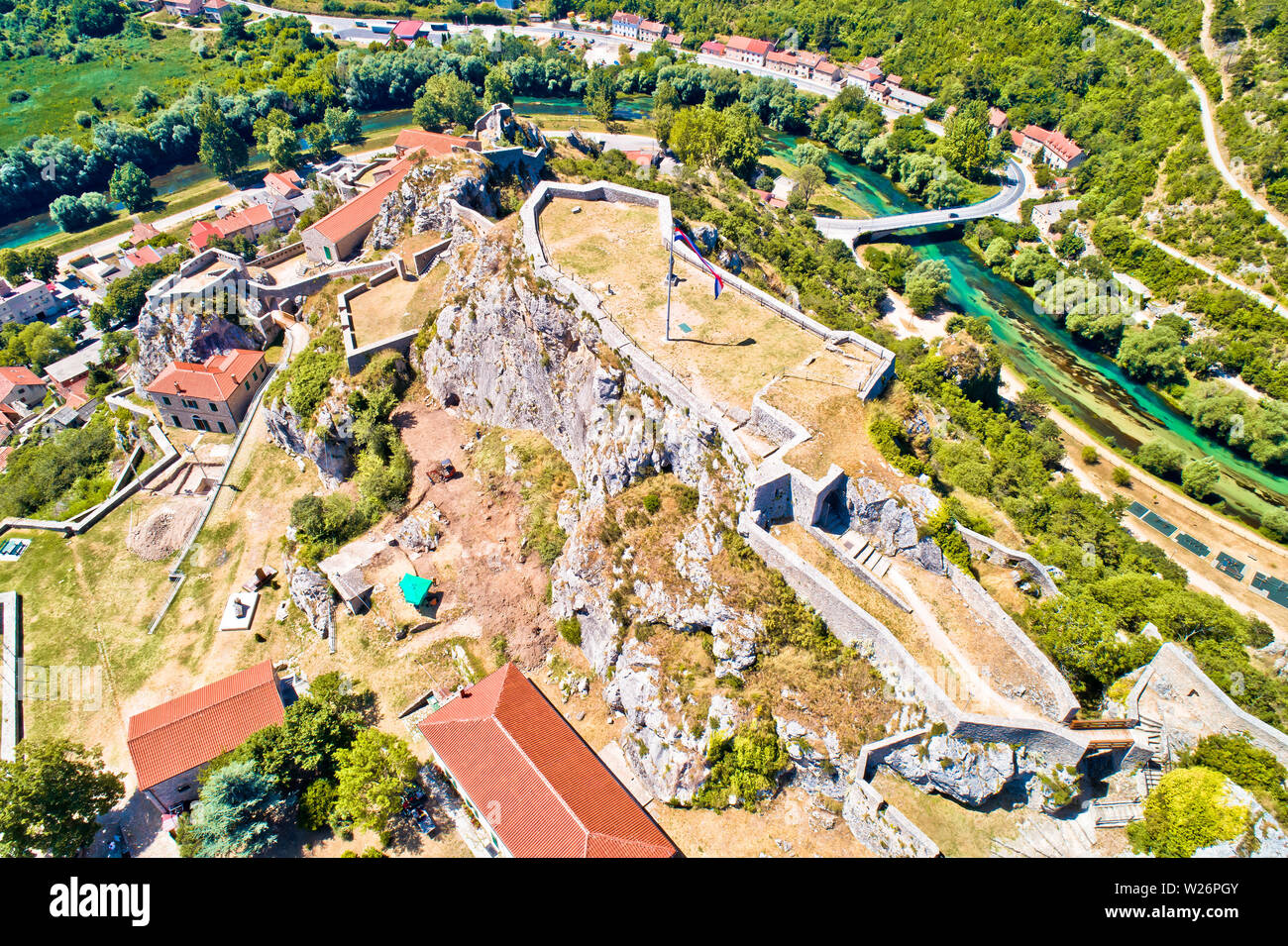 Knin Festung und Krka Luftaufnahme, die zweitgrößte Festung in Kroatien Stockfoto