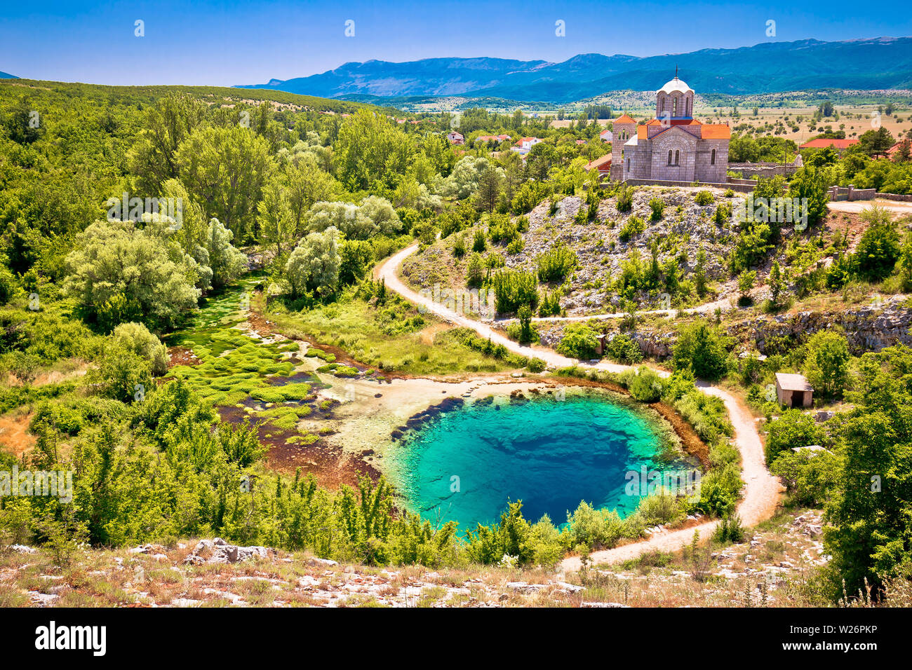 Der Fluss Cetina Quelle Wasser Loch und die Orthodoxe Kirche Luftaufnahme, dalmatinischen Zagora Region von Kroatien Stockfoto