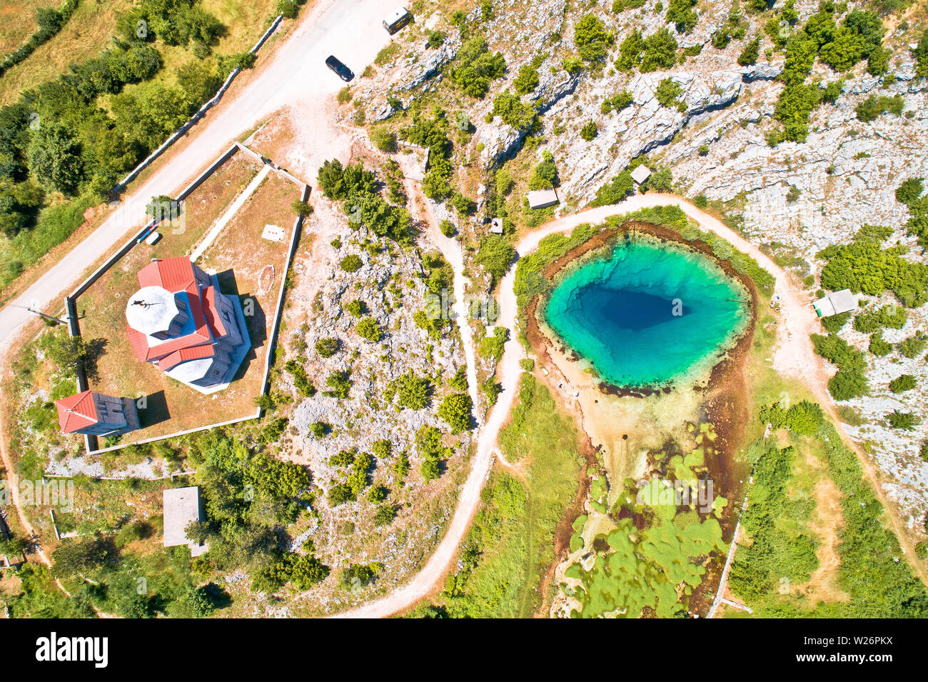 Der Fluss Cetina Quelle Wasser Loch und die Orthodoxe Kirche Luftaufnahme, dalmatinischen Zagora Region von Kroatien Stockfoto