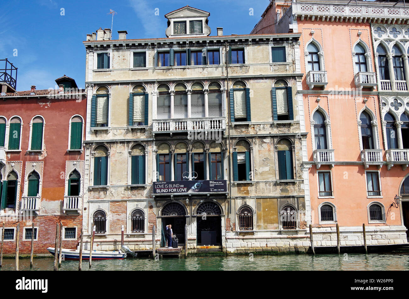 Der Palazzo Tiepolo, auf dem Canal Grande in Venedig. Im Stil der Renaissance, in den 1560er Jahren gebaut, zwei Schleusen zeigen, dass es für zwei Familien gebaut wurde Stockfoto