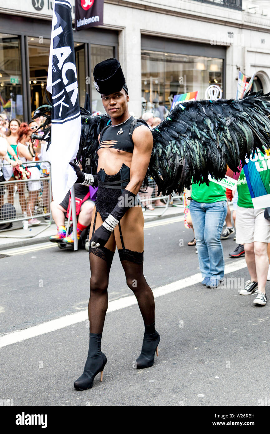 Vom 6. Juli 2019 - Drag Queen gekleidet wie ein Schwarzer Engel, London Pride Parade, Großbritannien Stockfoto