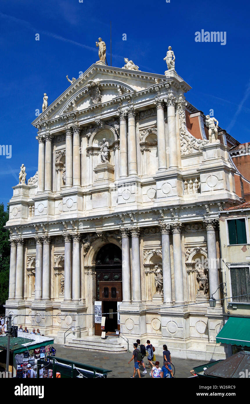 Die Kirche von Santa Maria de Nazaret, im Volksmund bekannt als ich Scalzi, erbaut 1656-89, der barocken Fassade ist von Giuseppe Sardi. Stockfoto