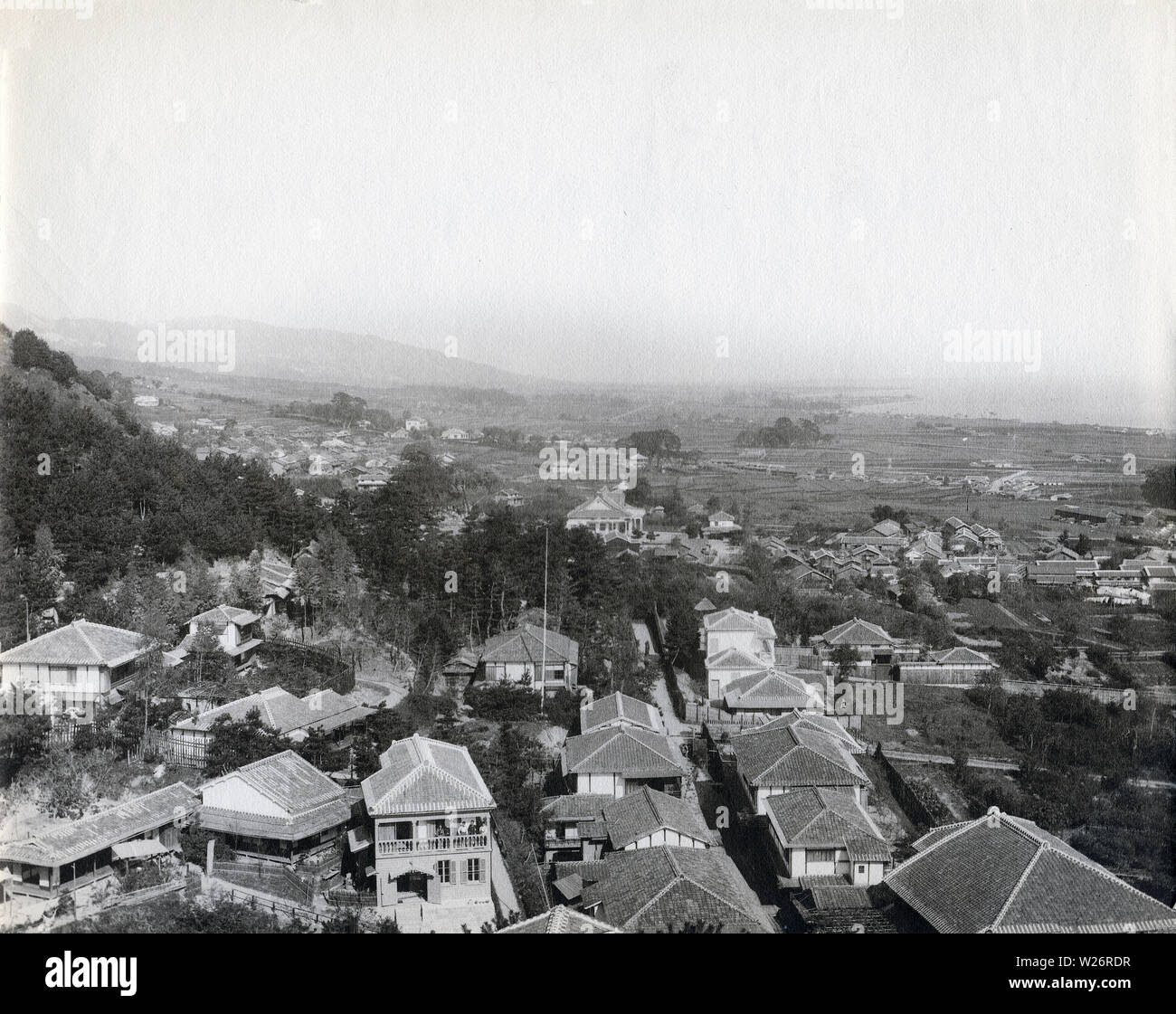 [1870s Japan - Blick auf Kobe] - Blick vom Mount Suwa, der östlichen Kobe während der späten 1870er und frühen 1880er Jahren. Die Straße in der Mitte ist Yamamoto-dori, die kleine Grove Jogaguchi Friedhof. Dahinter liegt das Wohnviertel von Kitano-cho. Die Tempelartige Gebäude in der Mitte ist der Jogaguchi Hörsaal der Jodo Sekte Honganji Zweig des Buddhismus. Es war im Jahre 1875 (Meiji 8) als Reaktion auf die Popularität der Chrisitianity in Kobe gebaut. Die erste Präfekturregierung Treffen war hier am 13. Mai stattfand, 1879 (Meiji 12). 19 Vintage albumen Foto. Stockfoto