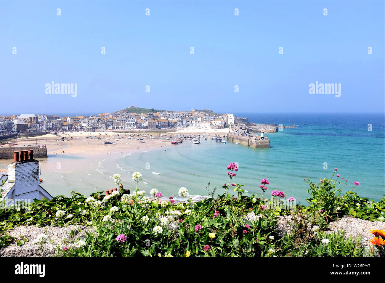 St. Ives, Cornwall, UK. Juni 26, 2019. Bei Ebbe aus dem Malakoff Gärten der schönen Hafen und Stadt St. Ives in Cornwall, UK übernommen. Stockfoto