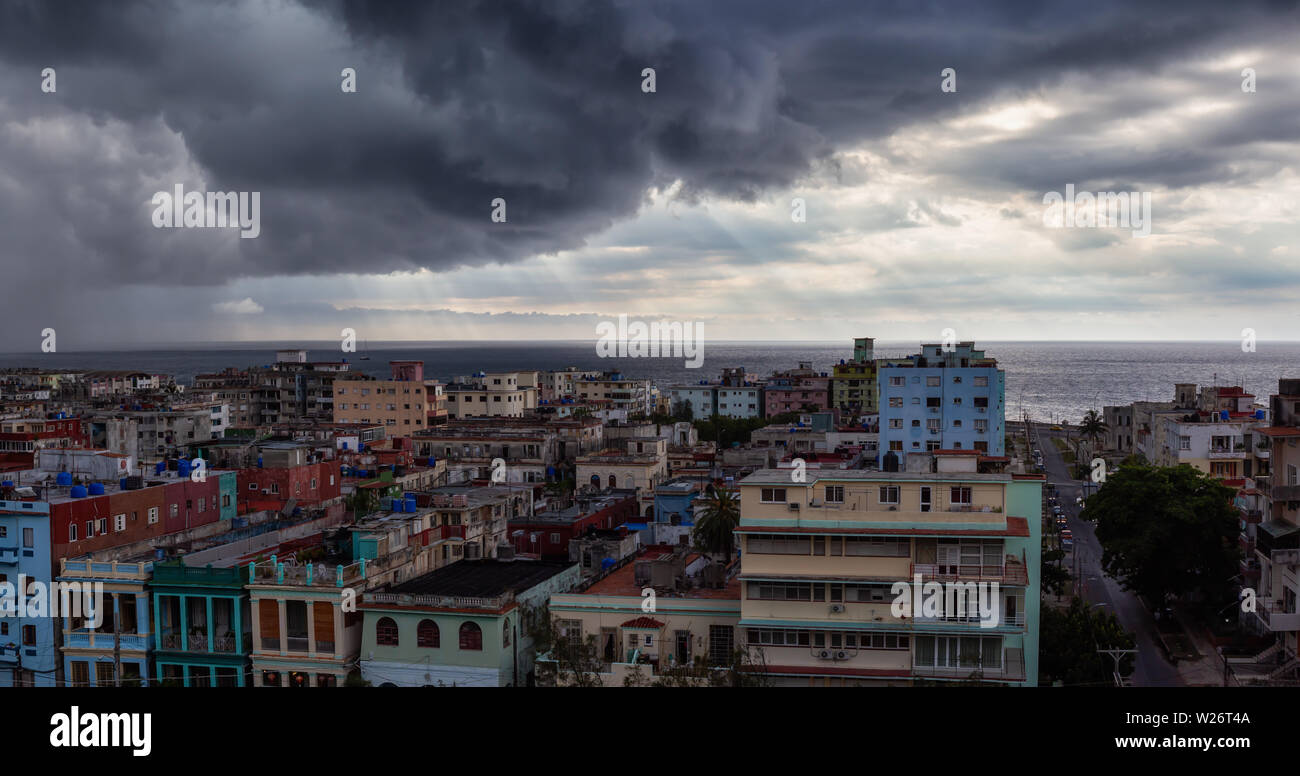 Antenne Panoramasicht auf die Stadt Havanna, der Hauptstadt von Kuba, in einer dramatischen und Sturm bewölkten Tag. Stockfoto