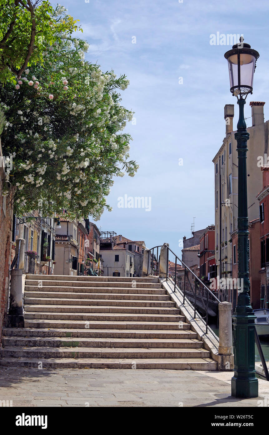 Blick nach Osten auf dem Rio (Kanal) de la Sensa, Häuser am Fondamente eine ungewöhnlich bunte Sammlung, in Einklang mit der entspannten Umgebung, Stockfoto