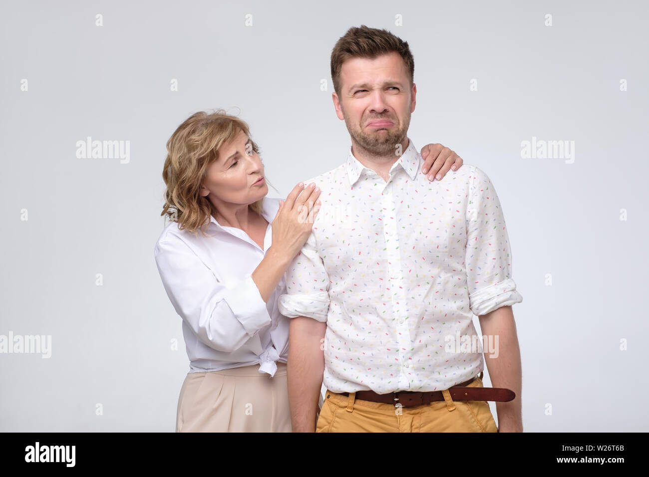 Ich bin Immer für Sie da. Reifen BOSS Woman beruhigen Mitarbeiter, wenn er einen Fehler am Projekt vorgenommen. Mutter beruhigt sich ihr Sohn. Stockfoto
