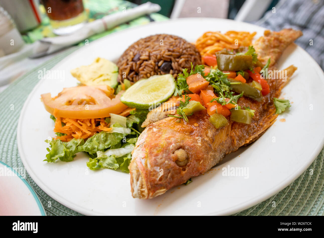 Ganze Red Snapper, Rosemary's Seafood und kreolischen Restaurant, Marigot, St. Martin Stockfoto
