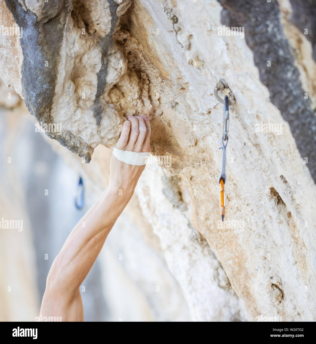 7/8-Ansicht der Kletterer Hand greifen Haltegriff an Cliff Stockfoto