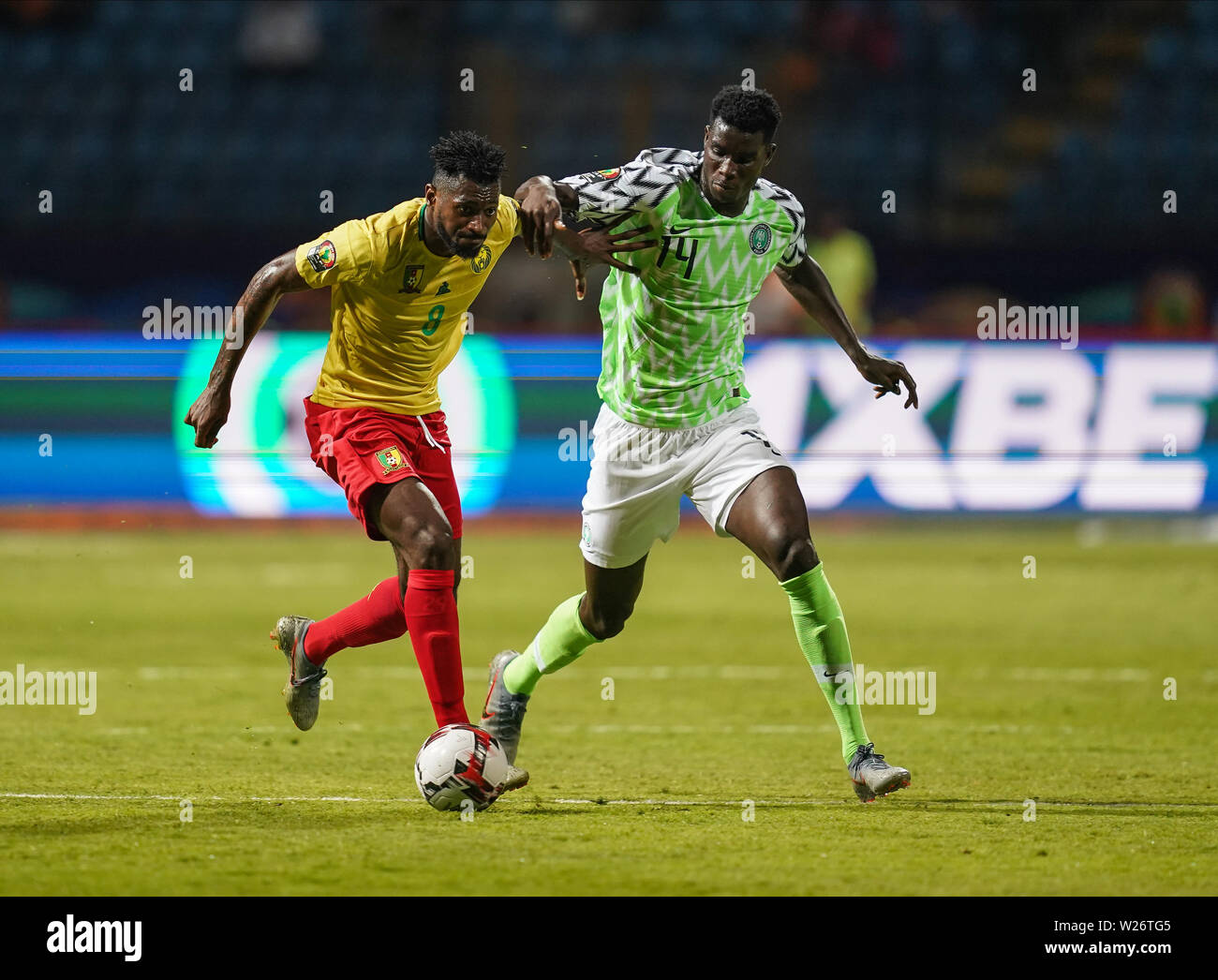 Alexandria, Ägypten. 6. Juli 2019. Frankreich, 6. Juli 2019: Stephane Cedric Bahoken von Kamerun und Ebere Paul onuachu von Nigeria für den Ball während der 2019 Afrika Cup der Nationen Übereinstimmung zwischen Kamerun und Nigeria herausfordernd an der Alexanddria Stadion in Alexandria, Ägypten. Ulrik Pedersen/CSM. Stockfoto