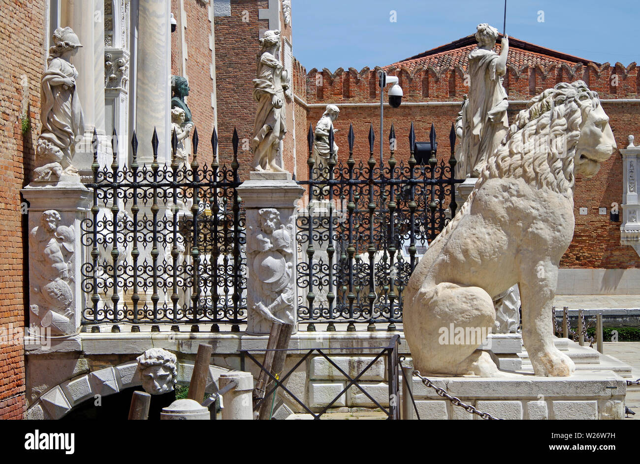 Schrägansicht der Land Gate in die Arsenale in Venedig, Italien mit seinen zahlreichen mythologischen Bildhauerkunst, etwas von ihm die Beute des Krieges. Stockfoto